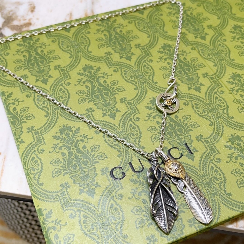 G*u*i necklaces